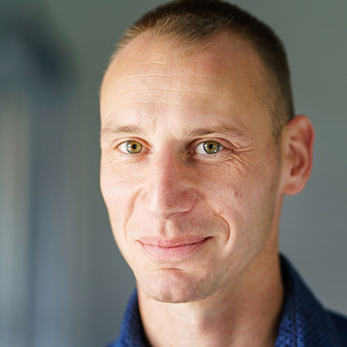 male reviwer 1 Profile photo accompanying a customer review